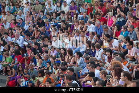 Denpasar - Juli 27: Leute beobachten, die traditioneller balinesischer kecak Tanz in Denpasar, Bali, Indonesien am 27. Juli 2010. kecak ist sehr populären kulturellen Show auf Bali Stockfoto