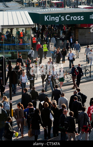 Belebten Szene vor dem Eingang zum Bahnhof Kings Cross Railway, London, England. Stockfoto