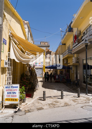 dh alte Stadt FAMAGUSTA NORTHERN Zypern alte Stadt Street mit ihren Geschäften und Menschen Stockfoto