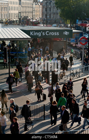 Belebten Szene vor dem Eingang zum Bahnhof Kings Cross Railway, London, England. Stockfoto