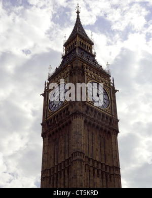 Big Ben Ziffernblatt in London mit bewölktem Himmelshintergrund Stockfoto