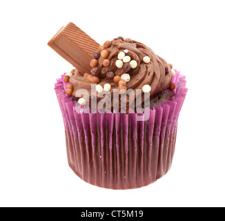 Cup-Schokoladentorte mit Buttercreme Zuckerguss und eine Tafel Schokolade - Studio gedreht mit weißem Hintergrund Stockfoto