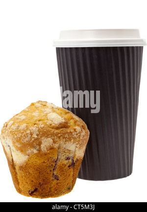 Ein Herausnehmen der Frühstück, bestehend aus einem Blueberry Muffin und Kaffee in einer Einweg-Tasse - Studio gedreht mit einem weißen Hintergrund Stockfoto