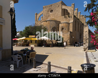 dh Altstadt FAMAGUSTA NORDZYPERN zypriotischen Straßencafés ruiniert Kirche St. Peter und St. Paul magusa Stockfoto