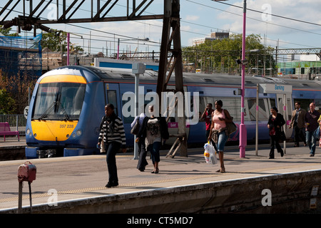 Passagiere zu Fuß entlang einer Plattform am Bahnhof, England zu bellen. Stockfoto