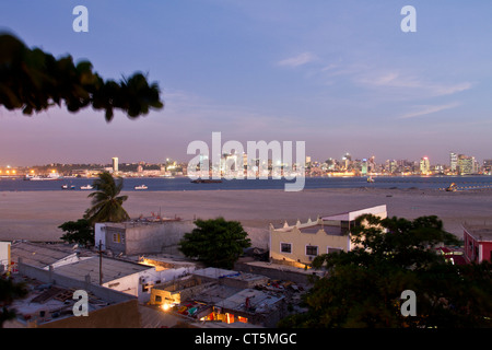 Übersicht von Luanda in der Nacht und Häuser in Cabo Insel, Angola Stockfoto