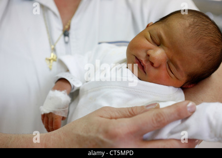 NEUGEBORENES BABY SCHLAFEN Stockfoto