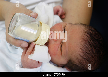 NEUGEBORENE MIT BABY-FLASCHE Stockfoto