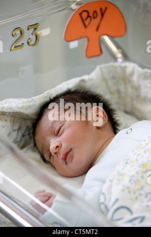 NEUGEBORENES BABY SCHLAFEN Stockfoto