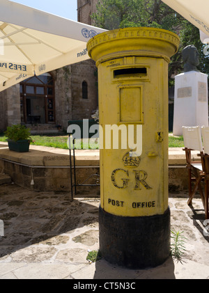 dh Altstadt FAMAGUSTA NORDZYPERN Nordzypern Altgelbe britische Post GR Pillarbox Briefkasten Säulenkasten Stockfoto