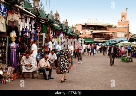 Leute einkaufen bei usy Stände in der Medina, der Altstadt, Markt, Djemaa el Fna, Marrakech, Marokko, Afrika Stockfoto