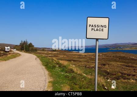 Vorbei an Ort anmelden Single Track Road A838 in Nord und West Highlands North Coast 500 touristische Route Sutherland Highland Schottland Großbritannien Stockfoto