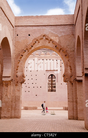 Touristen in der 12. Jahrhundert Zinn Mal Moschee, hohen Atlas Region Marokko Afrika Stockfoto