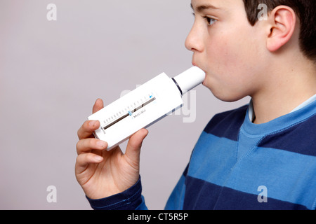 ATMUNG, SPIROMETRIE BEI EINEM KIND Stockfoto