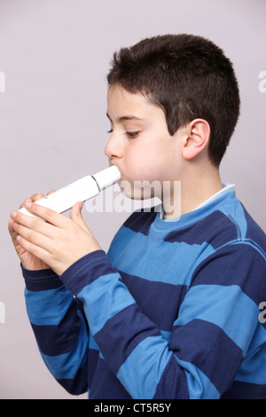 ATMUNG, SPIROMETRIE BEI EINEM KIND Stockfoto
