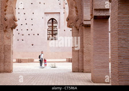 Touristen in der 12. Jahrhundert Zinn Mal Moschee, hohen Atlas Region Marokko Afrika Stockfoto