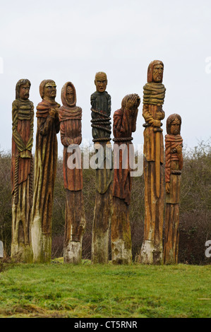 Geschnitzte Holzfiguren in Wat Tyler Country Park, Basildon, zum Gedenken an den Bauernkrieg. Skulptur von Robert Koenig Stockfoto