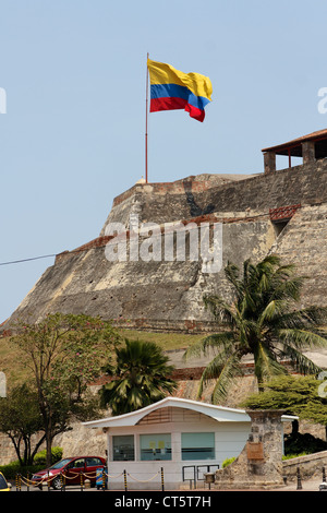 Kolumbianische Flagge-Streams in den Wind über die Festung Castillo San Felipe de Barajas in Cartagena de Indias, Kolumbien. Stockfoto