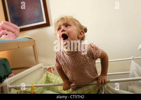 1-3 JAHRE ALTES BABY WEINT Stockfoto