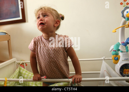 1-3 JAHRE ALTES BABY WEINT Stockfoto