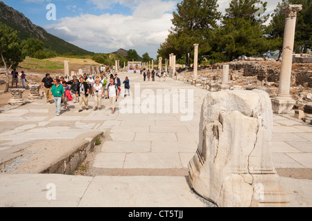 Touristen zu Fuß entlang Hafengasse, auch bekannt als Arcadiana, Ephesus, Türkei Stockfoto