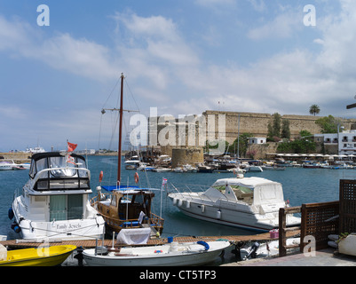 dh Girne Hafen KYRENIA Nord Zypern alten Hafen Marina Kyrenia und Burgmauern Stockfoto