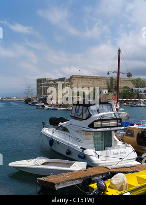 dh Girne Hafen KYRENIA Nord Zypern alten Hafen Marina Kyrenia und Burgmauern Stockfoto