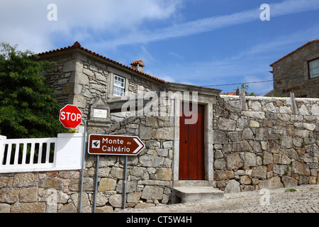 Melden Sie sich Monte Calvario Sicht neben traditionellen Steinhaus, Vila Praia de Ancora, Nordportugal Stockfoto