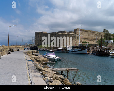 dh Girne Hafen KYRENIA Nord Zypern alten Hafenpier und Kyrenia Burgmauern Stockfoto