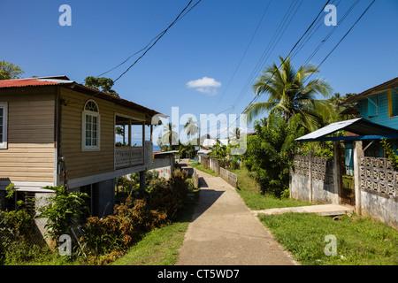 Erhöhten Holzhäuser und Wanderweg in der Afro-Karibischen Stadt der alten Bank auf Isla Bastimentos, Bocas del Toro, Panama. Stockfoto