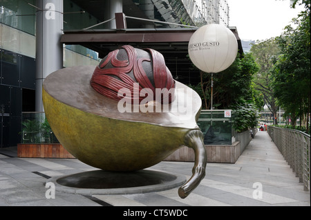 Muskatnuß und Muskatblüte Skulptur der Künstlerin Kumari Nahappan, ION Orchard Einkaufszentrum, Singapur, Südostasien. Stockfoto