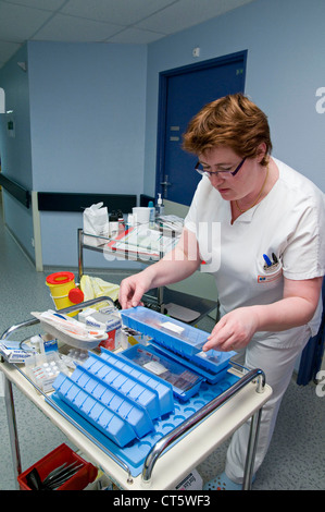 KRANKENSCHWESTER DOSIERUNG MEDIKAMENTE Stockfoto