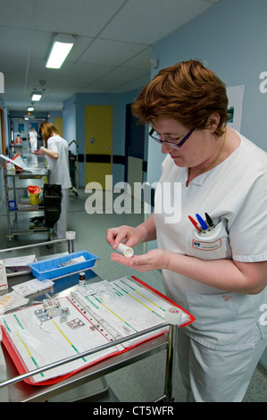 KRANKENSCHWESTER DOSIERUNG MEDIKAMENTE Stockfoto