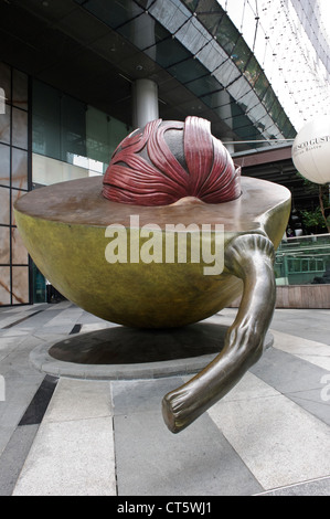 Muskatnuß und Muskatblüte Skulptur der Künstlerin Kumari Nahappan, ION Orchard Einkaufszentrum, Singapur, Südostasien. Stockfoto