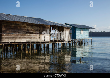 Erhöhten Holzhäuser sitzen über dem Meer in die Afro-Karibische Stadt der alten Bank auf Isla Bastimentos, Bocas del Toro, Panama. Stockfoto