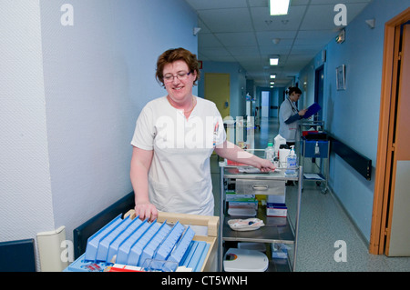 KRANKENSCHWESTER DOSIERUNG MEDIKAMENTE Stockfoto