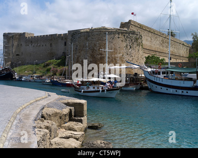 dh Girne Hafen KYRENIA Nord Zypern touristische Yacht Kyrenia Burgmauern und alte Boote Hafen Stockfoto