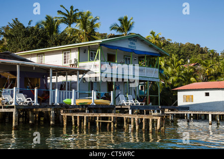 Häuser am Meer in der historischen Stadt der alten Bank auf Isla Bastimentos, Bocas del Toro, Panama. Stockfoto