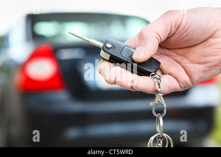 Männer Hand drückt auf der Fernbedienung Auto Alarmanlagen Stockfoto