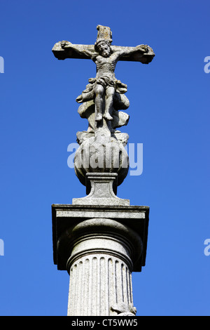 Nahaufnahme des traditionellen steinkalvarienkreuzes oder Cruzeiro, Vila Praia de Ancora, Nordportugal Stockfoto