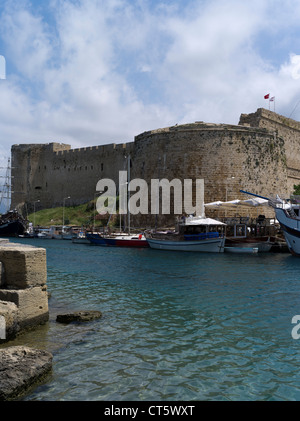 dh Girne Harbour KYRENIA NORTHERN Zypern Kyrenia Castle Wände und Boote alten Hafen Stockfoto