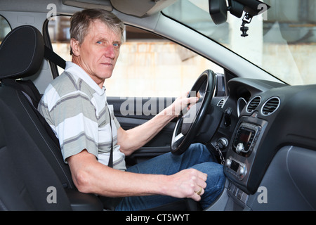 Erfahrene Fahrer Reifen kaukasischen Mann sitzt im Inneren eigenen Autos Stockfoto