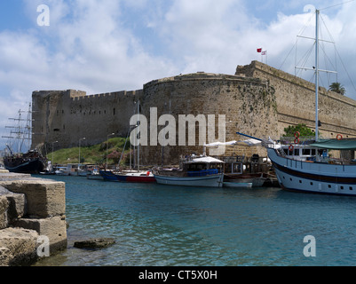 dh Girne Harbour KYRENIA NORTHERN Zypern Kyrenia Castle Wände und Boote alten Hafen Stockfoto