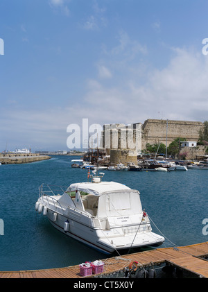 dh Girne Hafen KYRENIA Nord Zypern alten Hafen Marina Kyrenia und Burgmauern Stockfoto