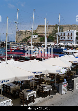 dh Girne Hafen KYRENIA Nord Zypern alten Hafen Restauranttisch am Kai und Schloss Wände Stockfoto