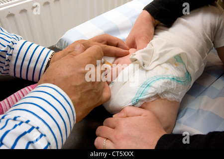 DIE IMPFUNG EINES KINDES Stockfoto