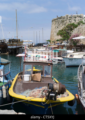 dh Girne Hafen KYRENIA Nord Zypern Antico Kyrenia Fischerboot yacht Marina und Schloss Wände Stockfoto