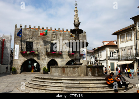 Straßenmusikanten auf Stufen des Chafariz Brunnen, Paco do Concelho Altstädter Rathaus im Hintergrund, Viana do Castelo, Nordportugal Stockfoto