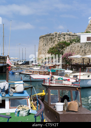 dh Girne Hafen KYRENIA Nord Zypern Antico Kyrenia Angeln Boote Yachthafen und Burgmauern Stockfoto