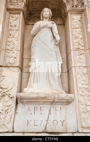Statue von Arete, in der Wand von der Celsus-Bibliothek, Ephesus, Türkei Stockfoto